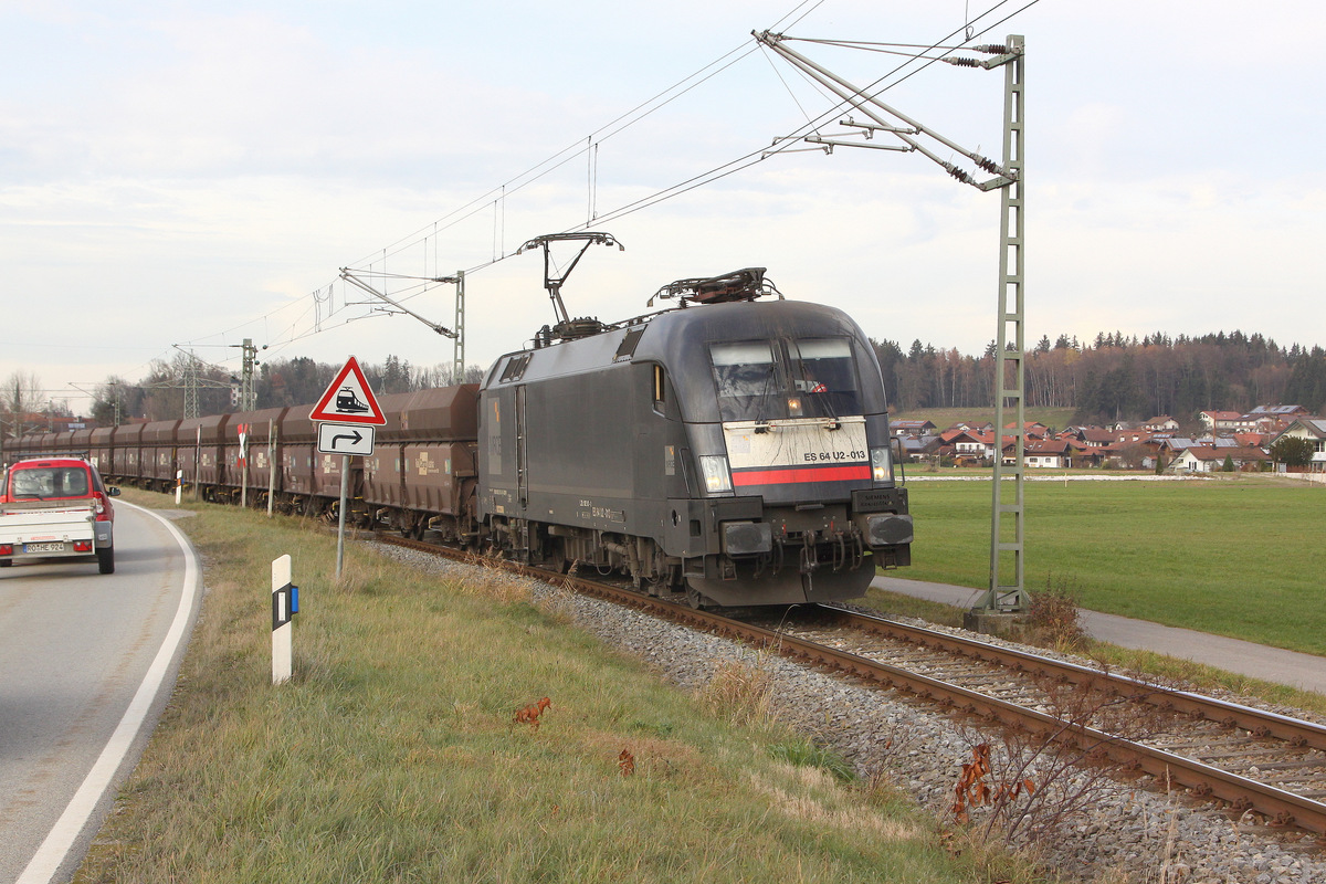 MRCE ES-64-U2 - 013 bei Thansau auf dem Weg nach Rohrdorf - 13.11.15