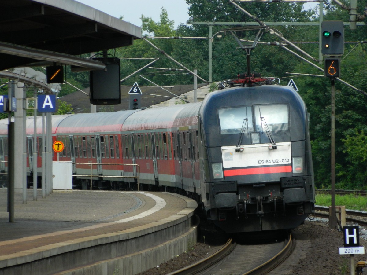 MRCE ES 64 U2-013 schiebt am 11.07.2014 den RB20 16323 nach Halle/S. aus dem Bhf Weißenfels.