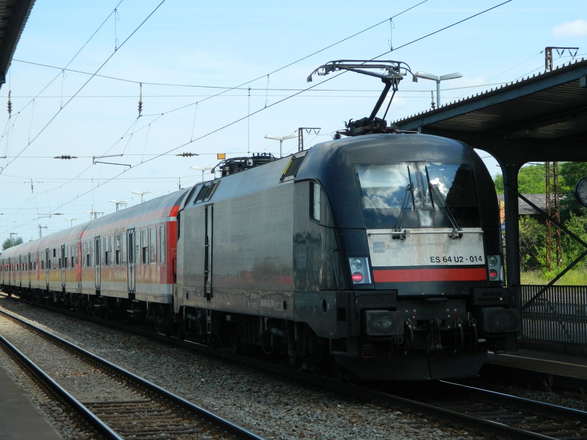 MRCE - ES 64 U2-014 schiebt am 18.06.2014 die RB20 16315 nach Halle/Saale. Hier bei der Ausfahrt von Gleis 5 im Bahnhof Großkorbetha.