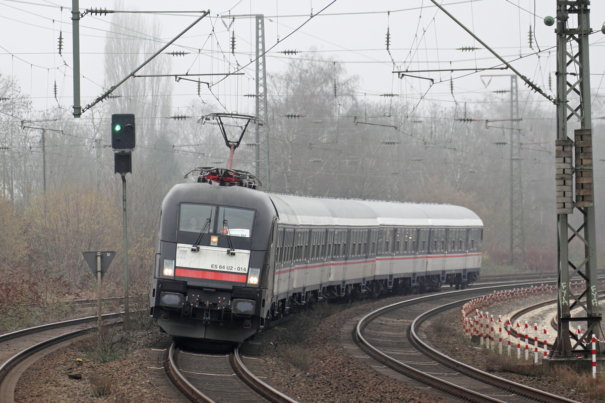 MRCE ES 64 U2-014 mit einer TRI Ersatzzuggarnitur als RB 40 nach Hagen in Bochum-Ehrenfeld 15.1.2022