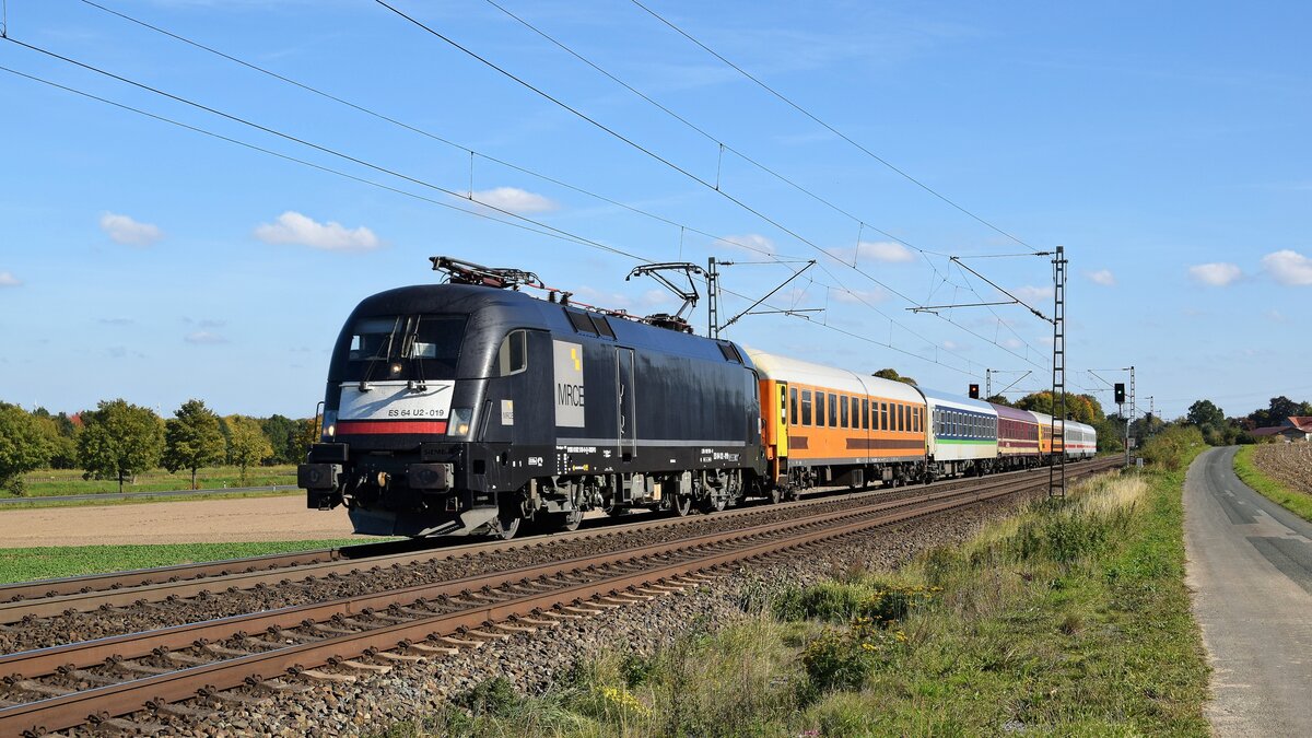 MRCE ES 64 U2-019 (182 519) mit Sonderzug MSM 1849 Lauenbrück - Köln Hbf (Bohmte-Stirpe, 09.10.2022).