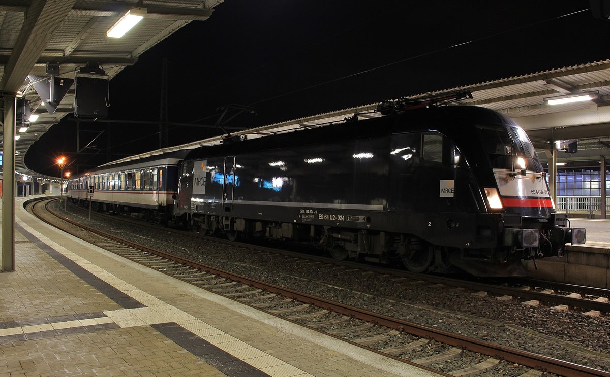 MRCE ES 64 U2 024 (182 524) mit RE 26989 (MRB-Ersatz) am 21.12.16 in Plauen/V. oberer Bahnhof.