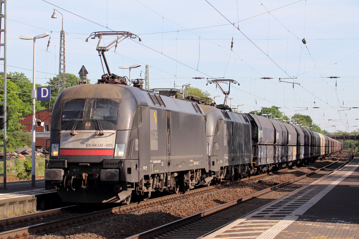 MRCE ES 64 U2-025 mit ES 64 U2-014 durchfahren Bonn-Beuel 17.5.2017