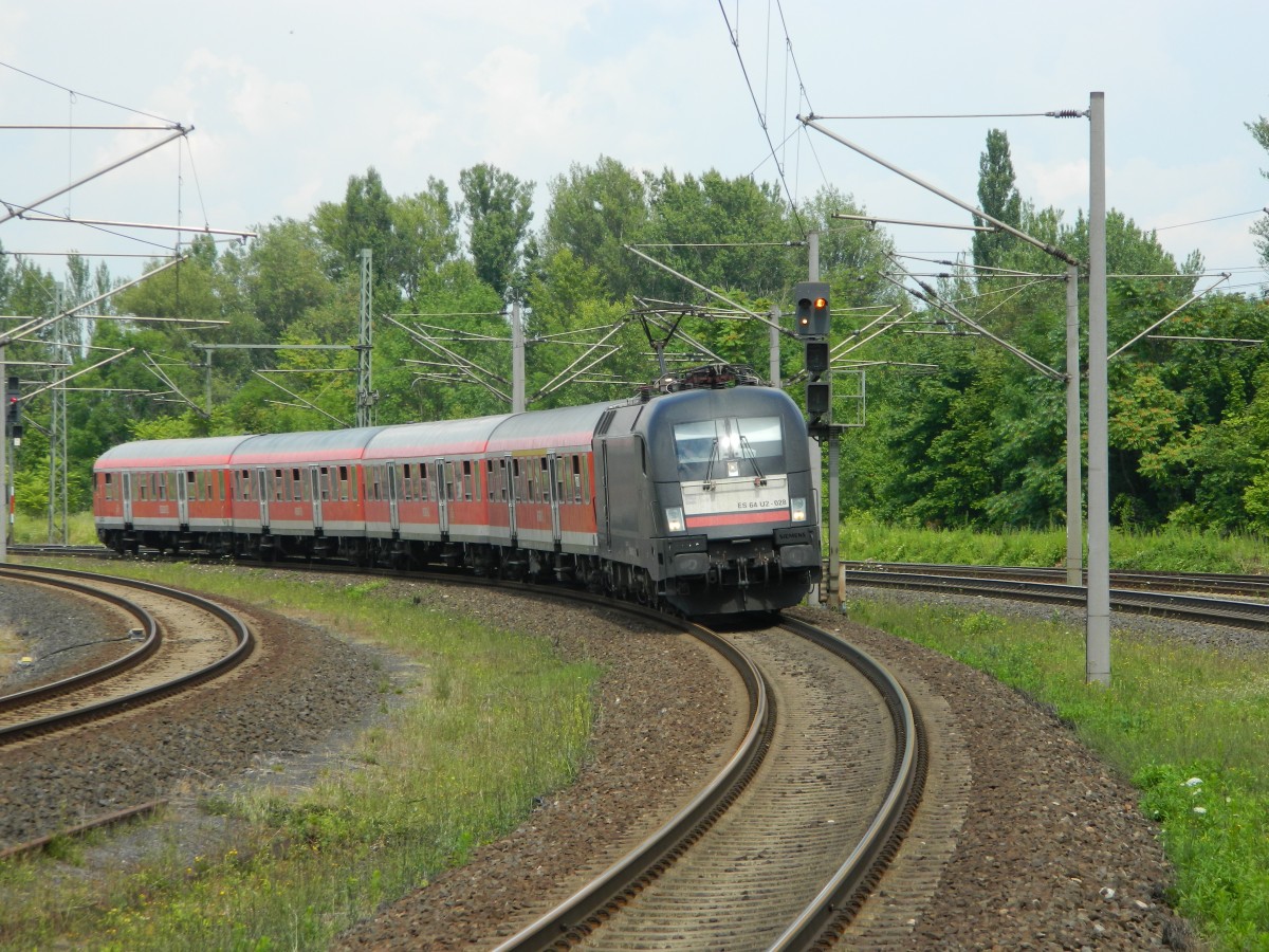 MRCE ES 64 U2-028 fährt am 11.07.2014 mit der RB20 16322 nach Eisenach in den Bahnhof Weißenfels ein. 