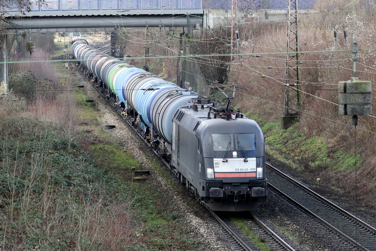 MRCE ES 64 U2-030 (182 530-6) auf der Hamm-Osterfelder Strecke in Recklinghausen 11.1.2023