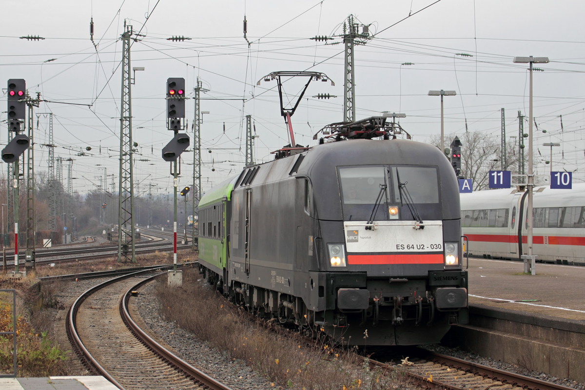 MRCE ES 64 U2-030 mit Flixtrain bei der Einfahrt in Hamm(Westfl.) 23.12.2021