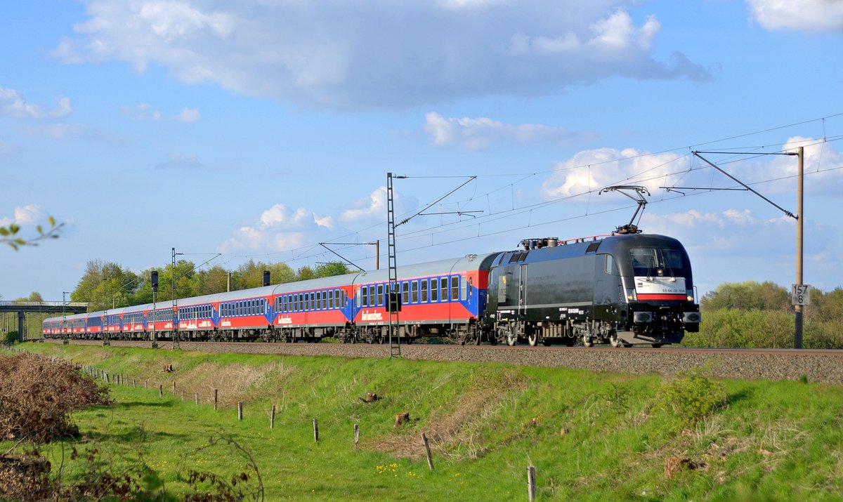 MRCE ES 64 U2-034 (182 534), vermietet an BTE, mit dem aus BTE-Wagen gebildeteten zusätzlichen HKX 1807 von Hamburg Hbf nach Köln Hbf (Hüde, 04.05.16).