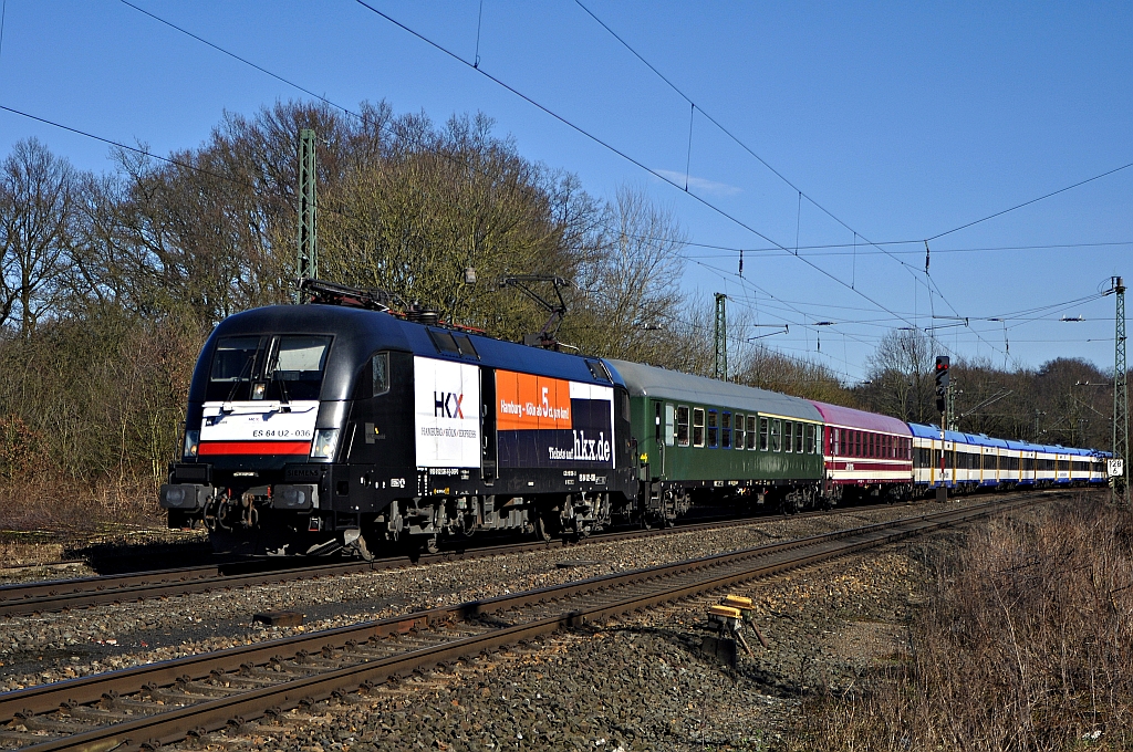 MRCE ES 64 U2-036 (182 536), vermietet an NOB, befindet sich mit HKX 1802 am 08.03.15 auf der Fahrt von Hamburg-Altona nach Köln Hbf und durchfährt dabei den ehemaligen Bahnhof Vehrte.