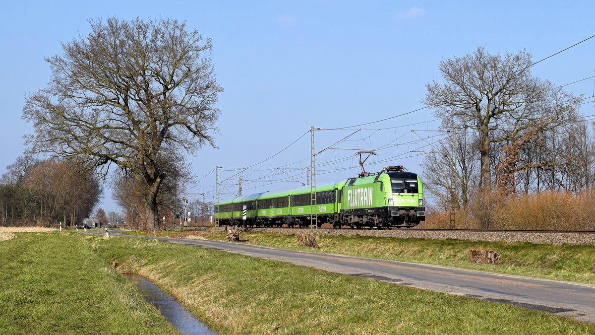 MRCE ES 64 U2-037 (182 537), vermietet an IGE, mit FLX 1355 Hamburg Hbf - Köln Hbf (Diepholz, 05.03.2022).