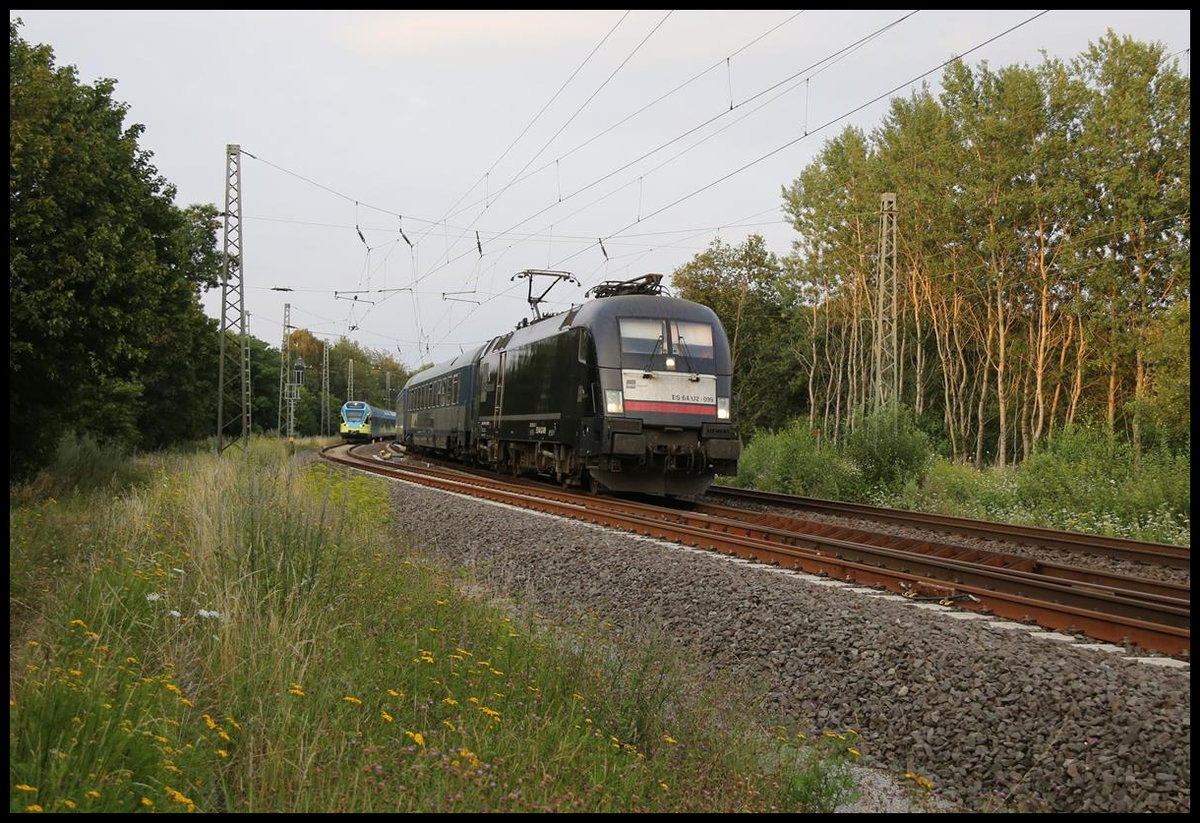 MRCE ES 64 U2-099 hat hier am 1.8.2020 in der Ausgangskurve des Bahnhof Hasbergen
wieder das Richtungsgleis nach Münster erreicht und fährt mit dem Urlaubsexpress 1853 um 20.59 Uhr weiter nach Köln.