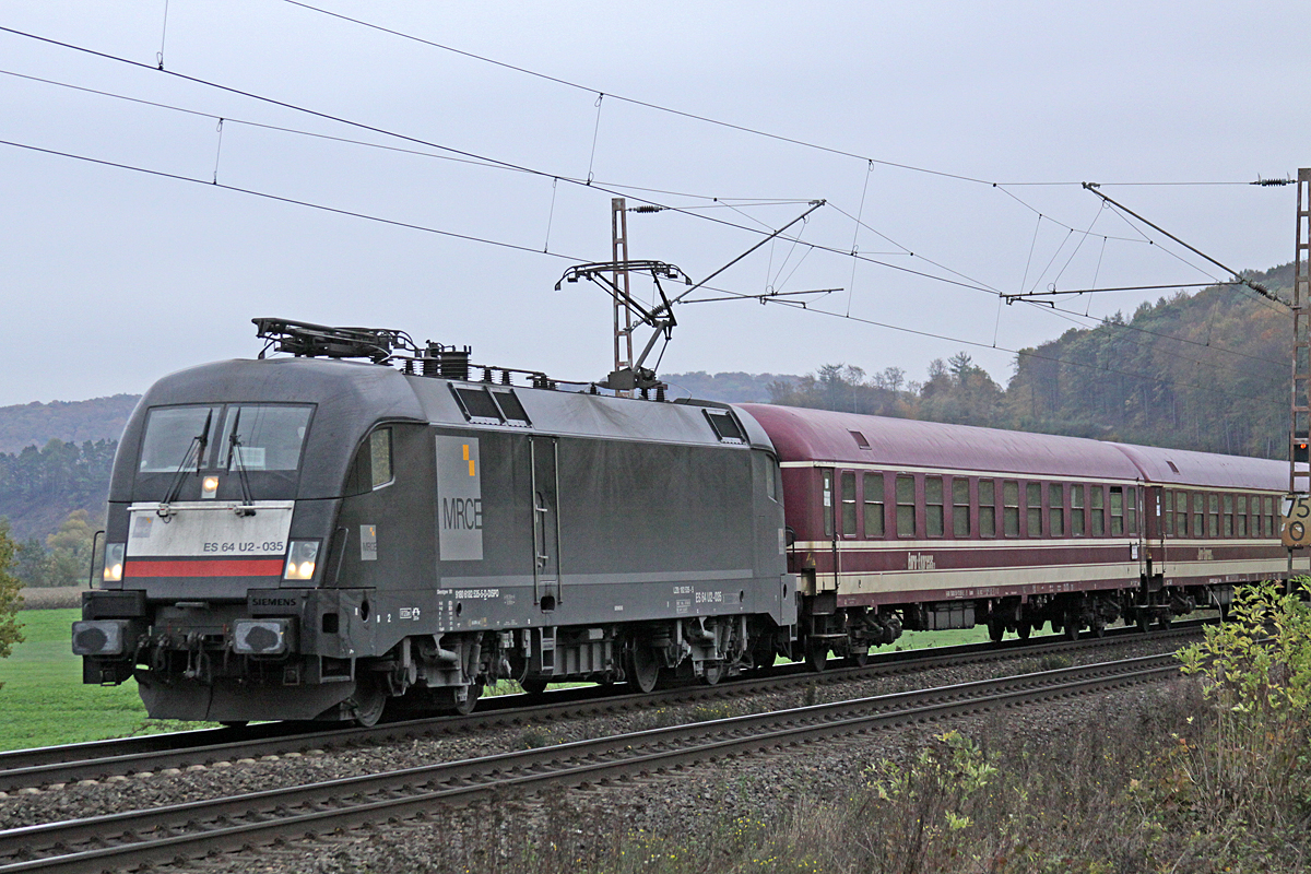 MRCE ES64 U2-035 mit EURO EXPRESS Sonderzug am 28.10.2016  12:58 nördlich von Salzderhelden am BÜ 75,1 in Richtung Göttingen