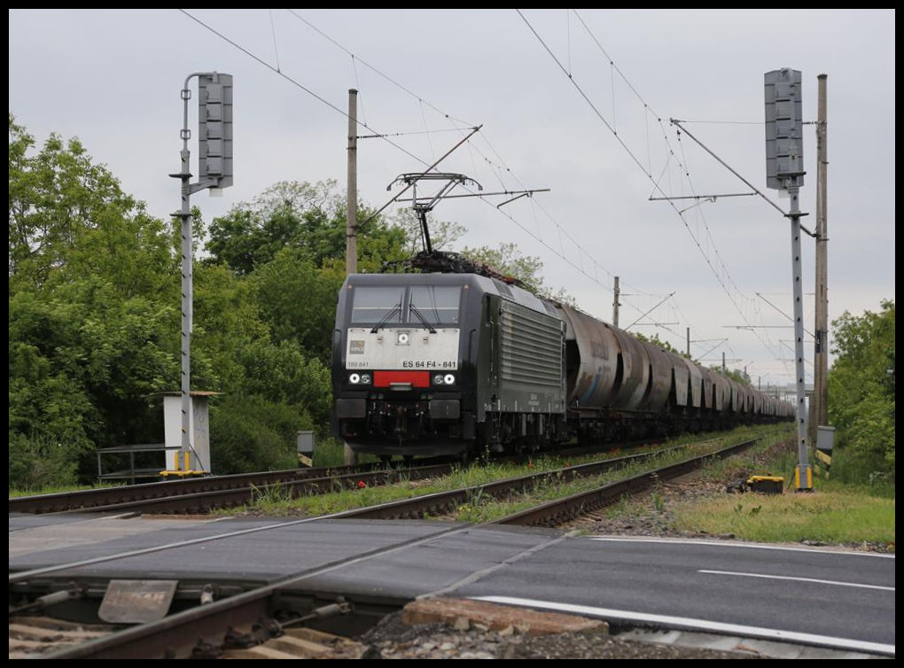 MRCE ES64F4-841 ist hier mit einem Güterzug am 12.5.2019 in der Slowakei kurz vor Galanta in Richtung Grenzbahnhof Sturovo unterwegs.
