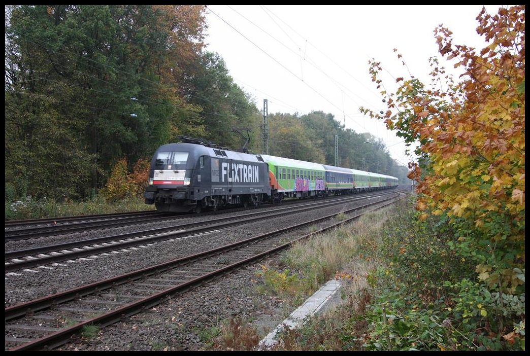 MRCE ES64U2-018 erreicht hier auf der Fahrt nach Köln am 18.10.2018 um 10.49 Uhr den Bahnhof Natrup - Hagen.