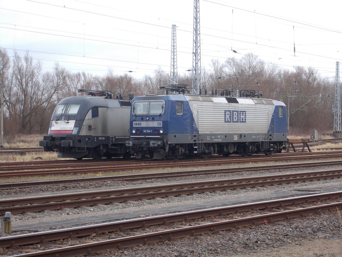 MRCE ES64U2-029 und die RBH Lady 139,am 18.Februar 2018,im Rostocker Seehafen.