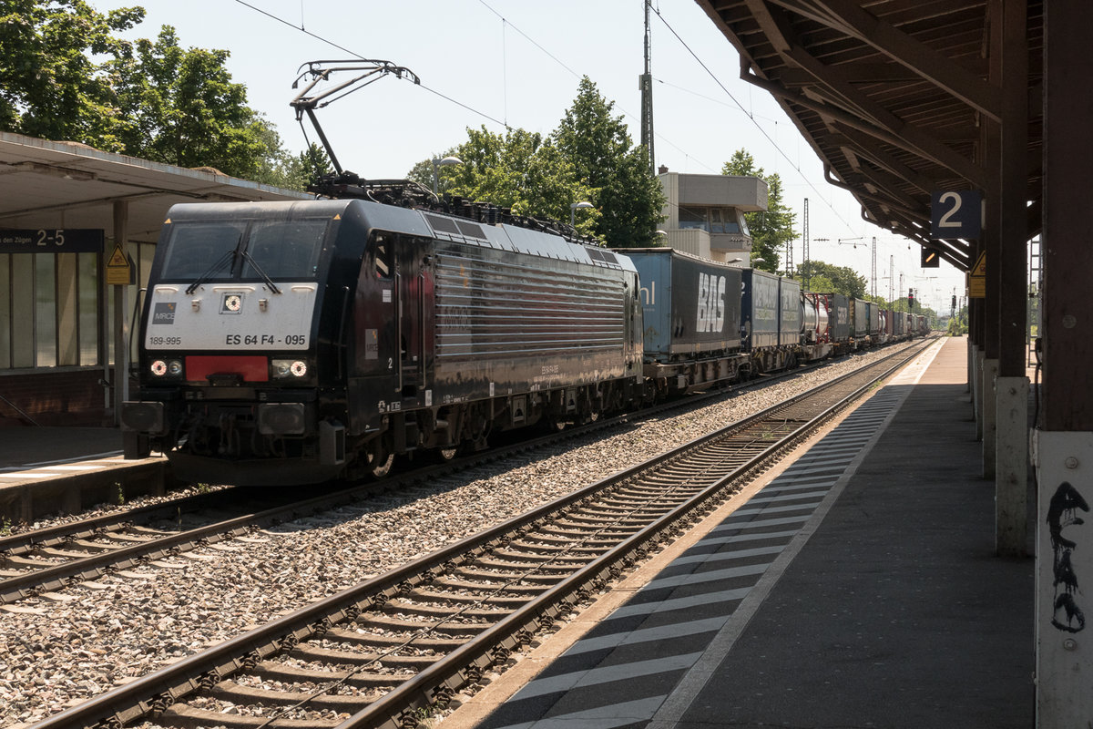  MRCE Lok 189 -995 donnert mit einem typischen Containerzug auf der Rheintalbahn durch den Bahnhof Müllheim ( Baden ). 24.06.2020