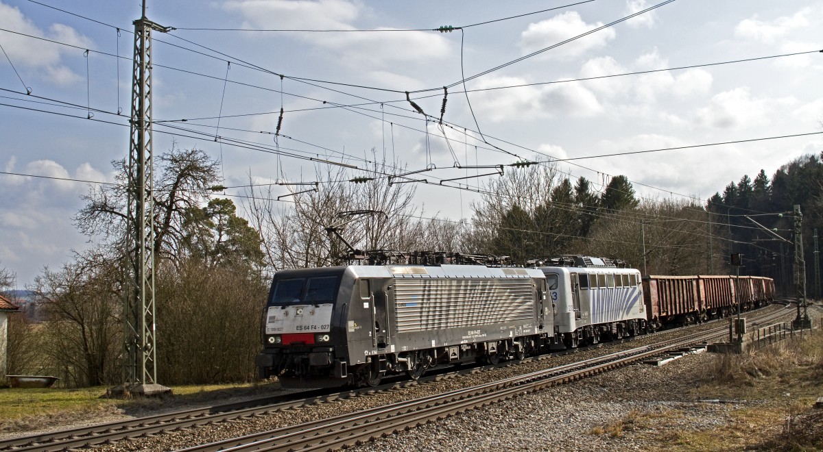 MRCE Lok 189.927 (ES64 F4-027) durchfährt am 27 Februar 2014 mit  Prominenz  den Bahnhof Assling.