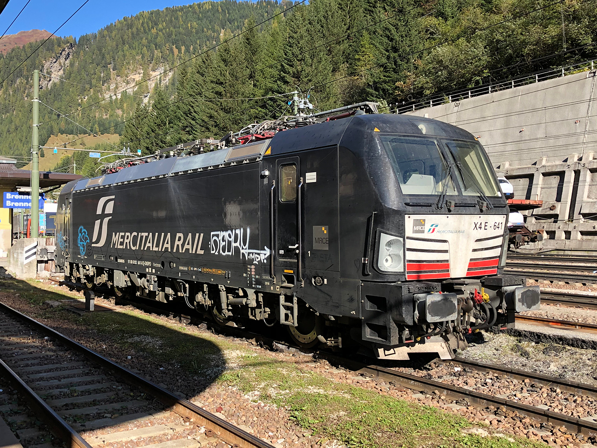 MRCE (Mercitalia Rail) X4 E-641 (BR 193 641-8) abgestellt im Grenzbahnhof Brenner/Brennero. Aufgenommen am 13.10.2019