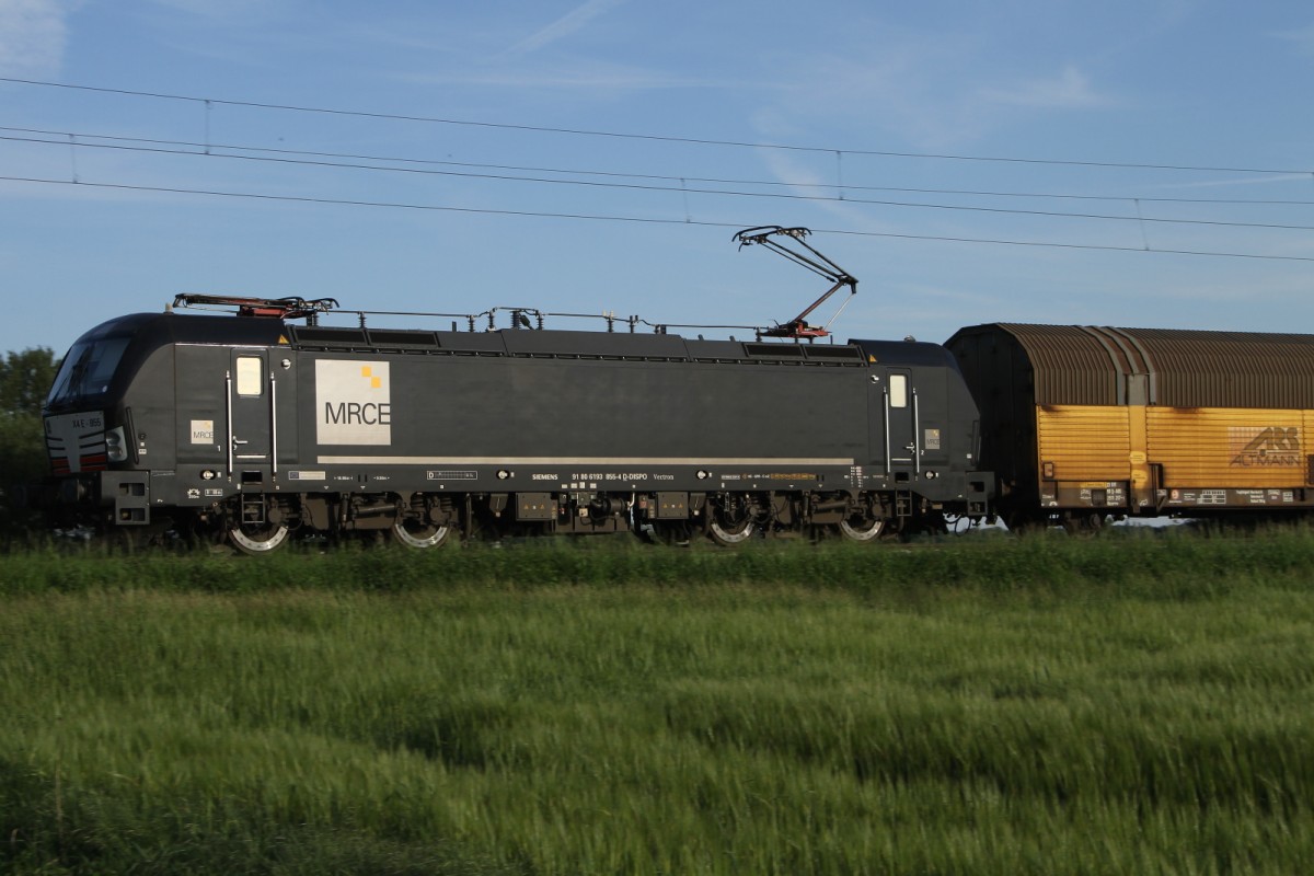 MRCE Mietlok Siemens Vectron X4 E-855 (193 855-4) für PCT tätig mit Transportzug bei der Durchfahrt bei Pulling am 28.05.2015.