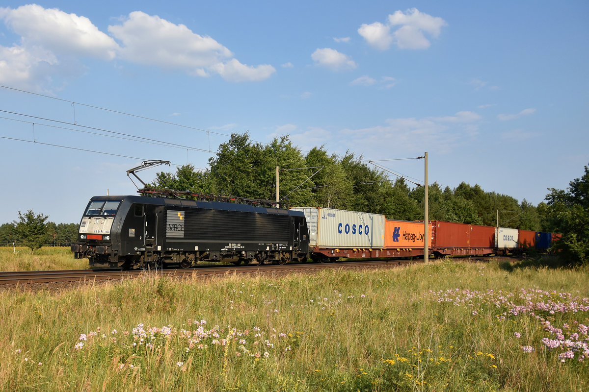 MRCE mit der 189 452-6 und einem Containerzug, kommend aus Richtung Schwerin. 3km östlich von Büchen, 26.07.2018