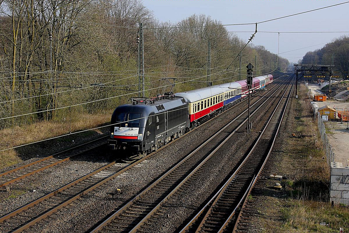 MRCE Taurus ES 64 U 2 - 030 ist am 28.3.2014 mit dem HKX 1800 nach Köln unterwegs.
Ich lichtete ihn bei der Durchfahrt durch den Bahnhof Natrup Hagen ab. 