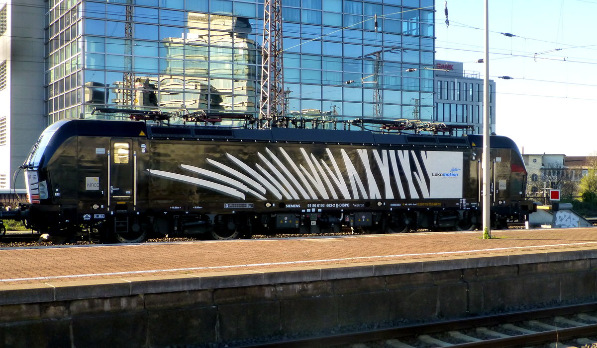 MRCE Vectron 193 663-2, die an Lokomotion vermietet ist, stand am 22.03.19 auf einem Abstellgleis, das sich direkt am Duisburger Hauptbahnhof befindet.
