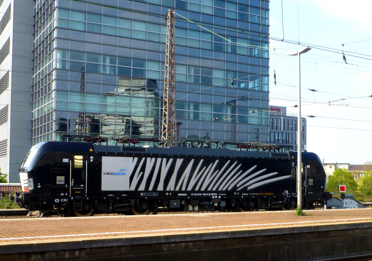 MRCE Vectron 193 664-0, die an Lokomotion vermietet ist, stand am 14.04.19 auf einem Abstellgleis, das sich direkt am Duisburger Hauptbahnhof befindet.