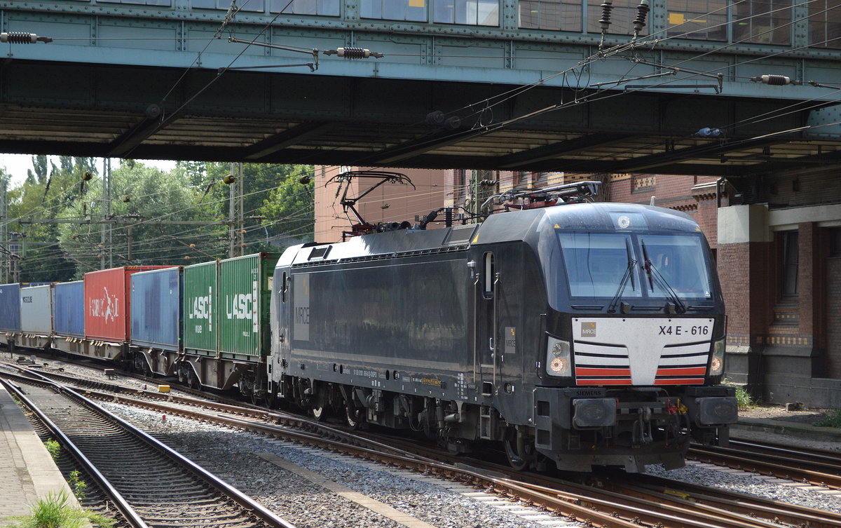 MRCE  Vectron  X4 E - 616  [NVR-Nummer: 91 80 6193 616-0 D-DISPO], ob immer noch in DB Diensten unbekannt?, mit Containerzug Richtung Hamburger Hafen am 06.08.19 Bahnhof Hamburg Harburg.