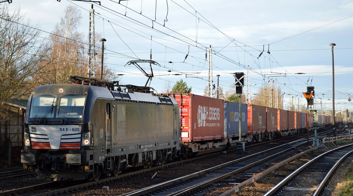 MRCE Vectron  X4 E - 620  [NVR-Nummer: 91 80 6193 620-2 D-DISPO] für LTE Netherland? mit Containern und Trailern Richtung Polen am 28.11.19 Berlin Hirschgarten. 