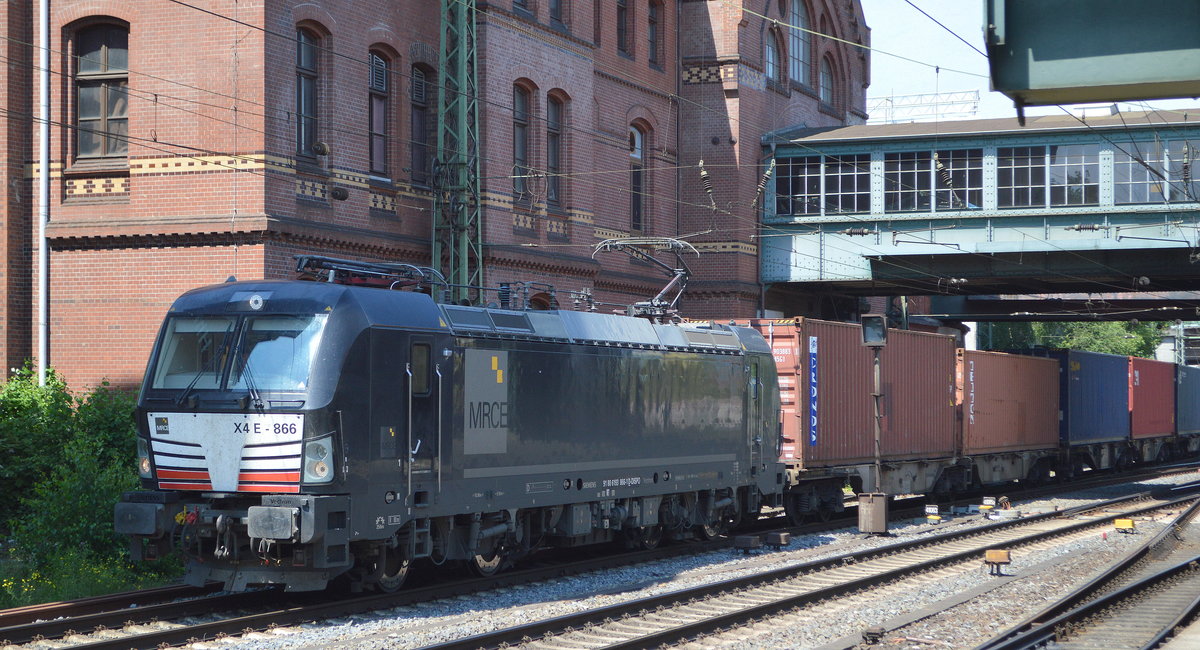 MRCE Vectron  X4 E - 866  [NVR-Nummer: 91 80 6193 866-1 D-DISPO], aktueller Mieter?, verlässt am 25.06.20 mit Containerzug den Hamburger Hafen, hier bei der Durchfahrt Bf. Hamburg-Harburg.
