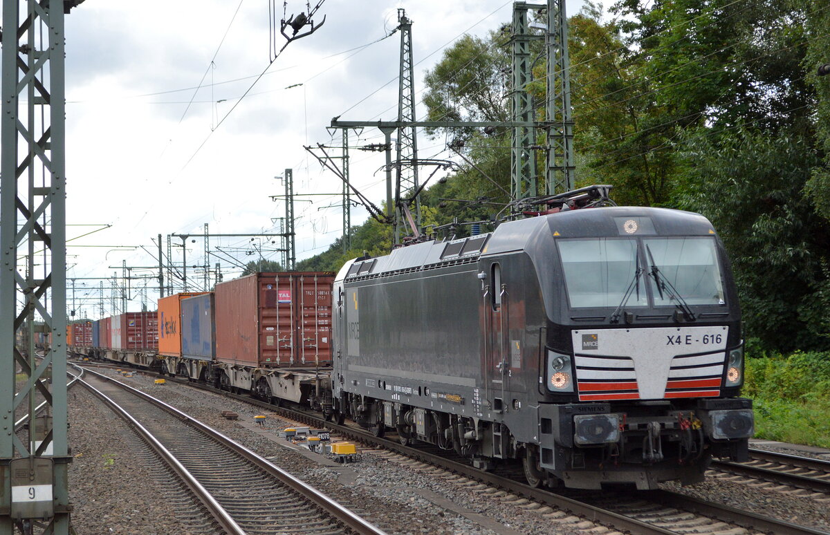 MRCE Vectron  X4 E - 616  [NVR-Nummer: 91 80 6193 616-0 D-DISPO], aktueller Mieter? mit Containerzug Richtung Hamburger Hafen am 25.08.21 Durchfahrt Bf. Hamburg-Harburg.