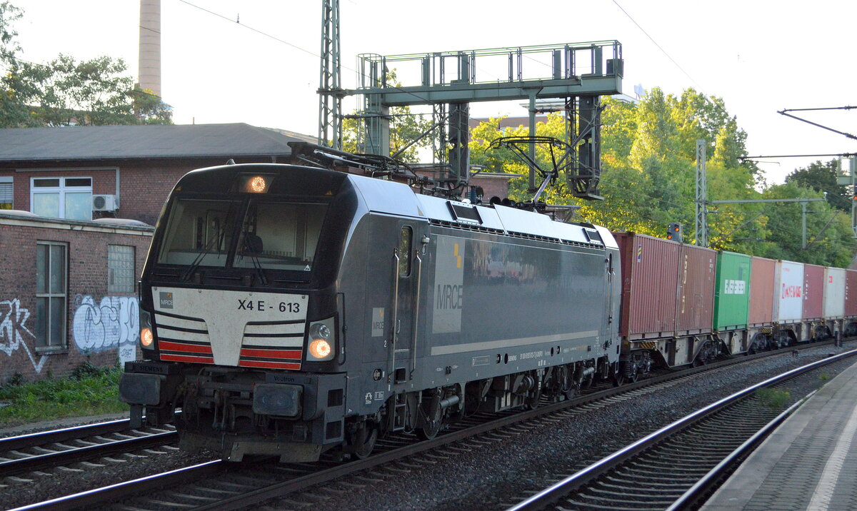 MRCE Vectron  X4 E - 613  [NVR-Nummer: 91 80 6193 613-7 D-DISPO] mit Containerzug bei der Durchfahrt Bf. Hamburg-Harburg am 08.09.21