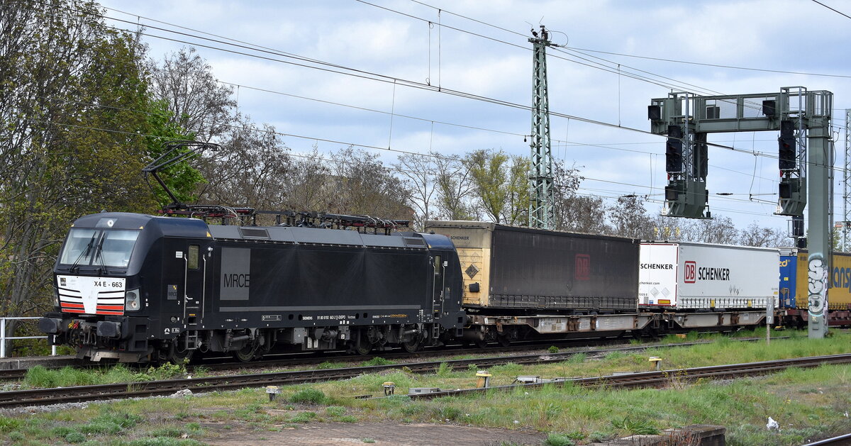 MRCE Vectron  X4 E - 663  [NVR-Nummer: 91 80 6193 663-2 D-DISPO], möglicherweise für DB Cargo? mit einem KLV-Zug am 02.05.23 Vorbeifahrt Bahnhof Magdeburg Neustadt.