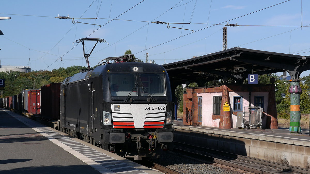 MRCE Vectron X4 E - 602 (193 602) kommt mit einem Containerzug durch Hundertwasserbahnhof Uelzen, 31.08.2016
