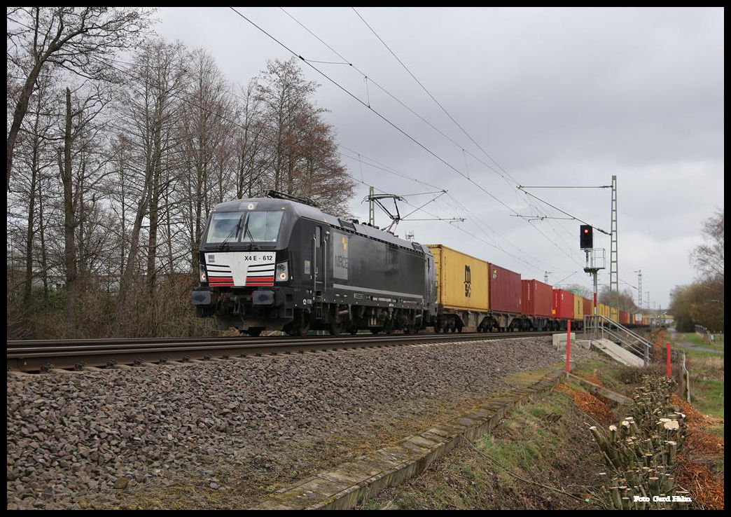 MRCE Vectron X4E-612 ist erreicht hier am 8.3.2019 mit einem Container Zug um 13.19 Uhr auf der Fahrt in Richtung Münster den Ortsrand von Hasbergen.
