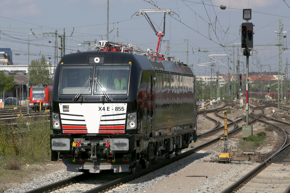 MRCE Vectron X4E 855 durchfährt München Ost, 25.04.2014