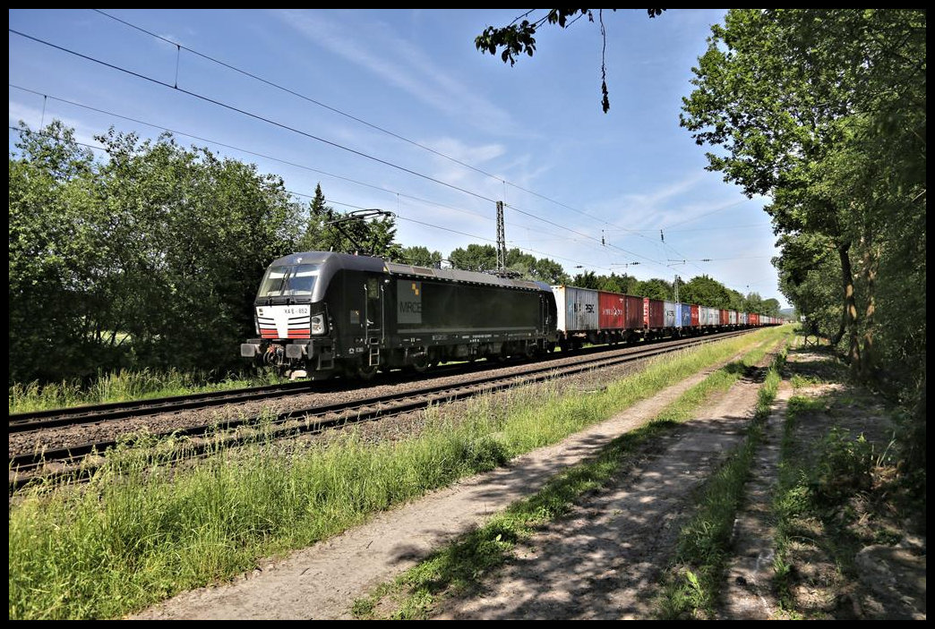 MRCE X 4E-852 ist hier am 14.6.2021 um 15.56 Uhr mit einem Containerzug in Lengerich Schollbruch in Richtung Münster unterwegs. Der Zug befindet sich kurz vor dem Lengericher Tunnel.