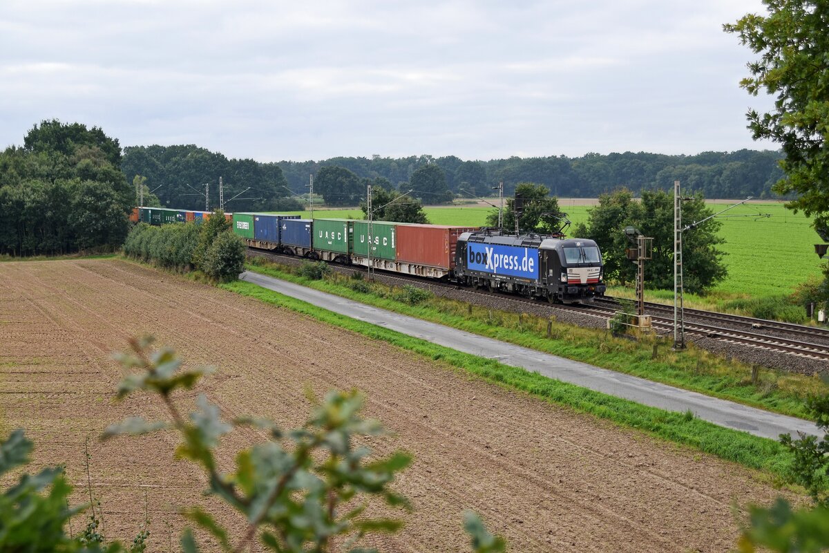 MRCE X4 E - 608 (193 608), vermietet an boxXpress, mit Containerzug in Richtung Bremen (Eystrup, 22.09.2021).