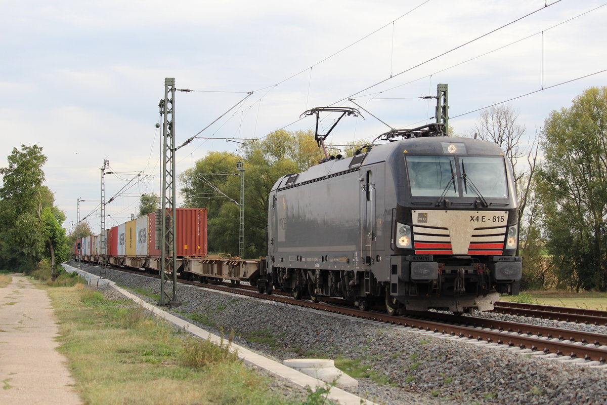 MRCE X4 E-615 mit einem Containerzug auf der Bahnstrecke Friedberg-Hanau bei Bruchköbel am 22. September 2019