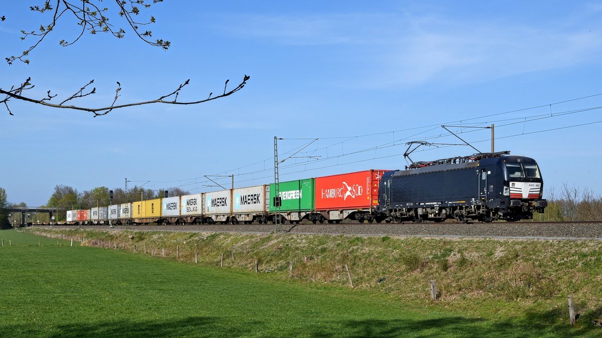 MRCE X4 E-642 (193 642), vermietet an boxXpress, mit DGS 69277 Mühlenwerder - Kornwestheim Rbf (Hüde, 15.04.2020).

