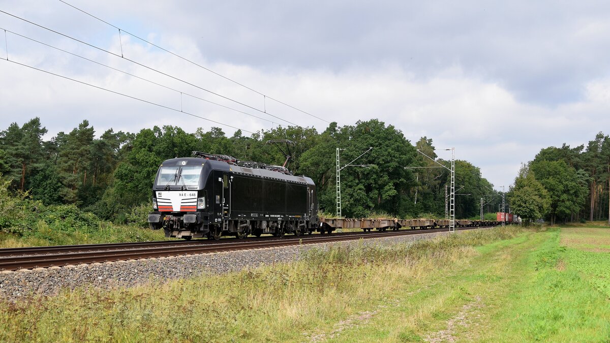 MRCE X4 E - 648 (193 648), vermietet an boxXpress, mit Containerzug in Richtung Hannover (Rohrsen, 22.09.2021).