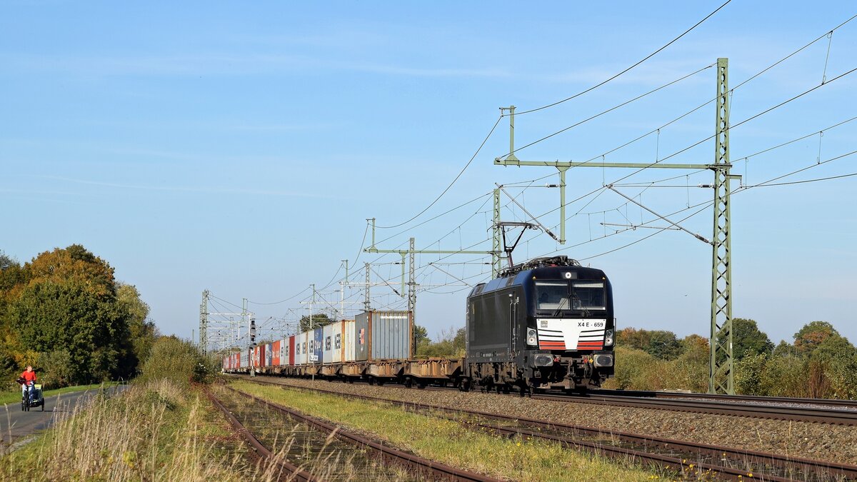 MRCE X4 E - 659 (193 659), vermietet an boxXpress, mit Containerzug in Richtung Osnabrück (Diepholz, 28.10.2021).