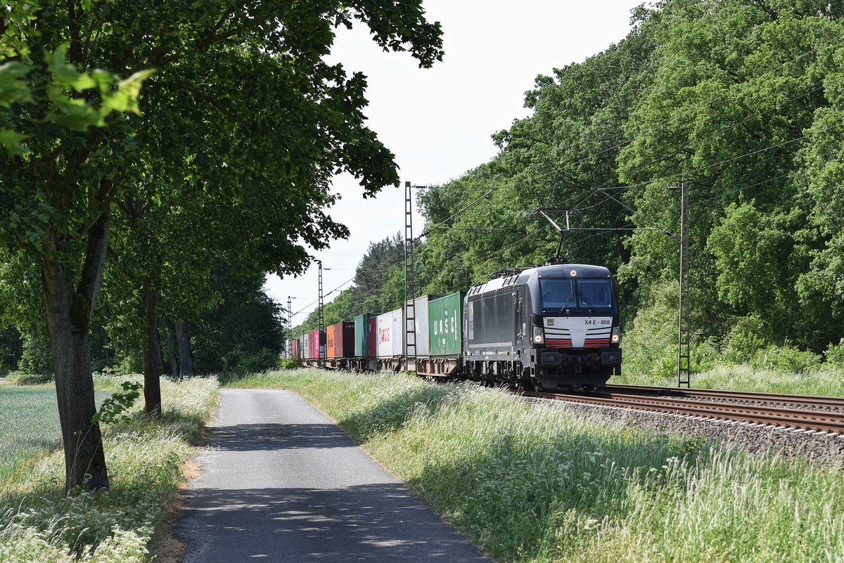MRCE X4 E-858 (193 858), vermietet an Rail Cargo Carrier, mit Containerzug in Richtung Bremen (Dörverden, 24.05.18).