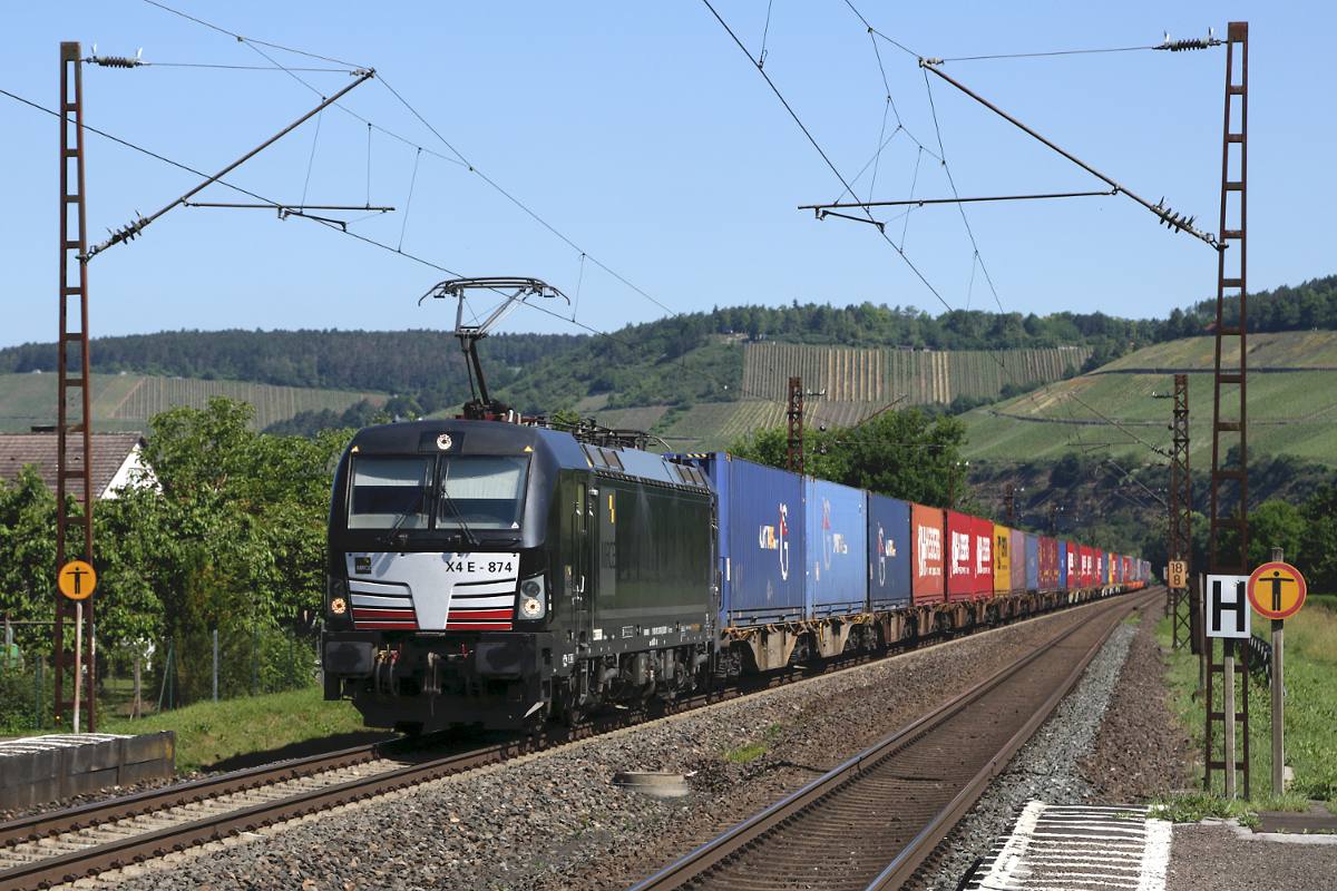 MRCE X4 E - 874 durcheilt mit einem Containerzug Himmelstadt, 12.06.2020