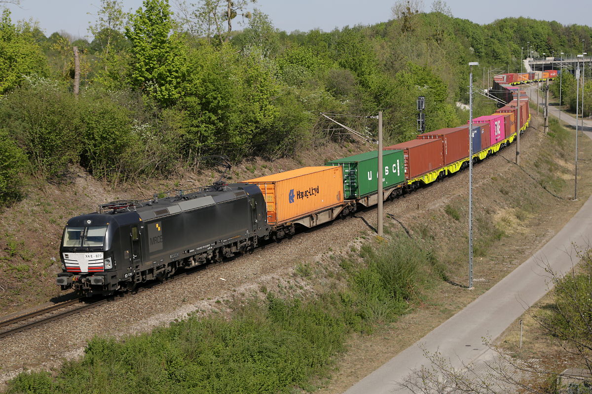 MRCE X4 E - 877 (193 877) befährt mit einem bunten Containerzug die mördl. Umgehung des Rangierbahnhofs München Nord, 25.04.2020