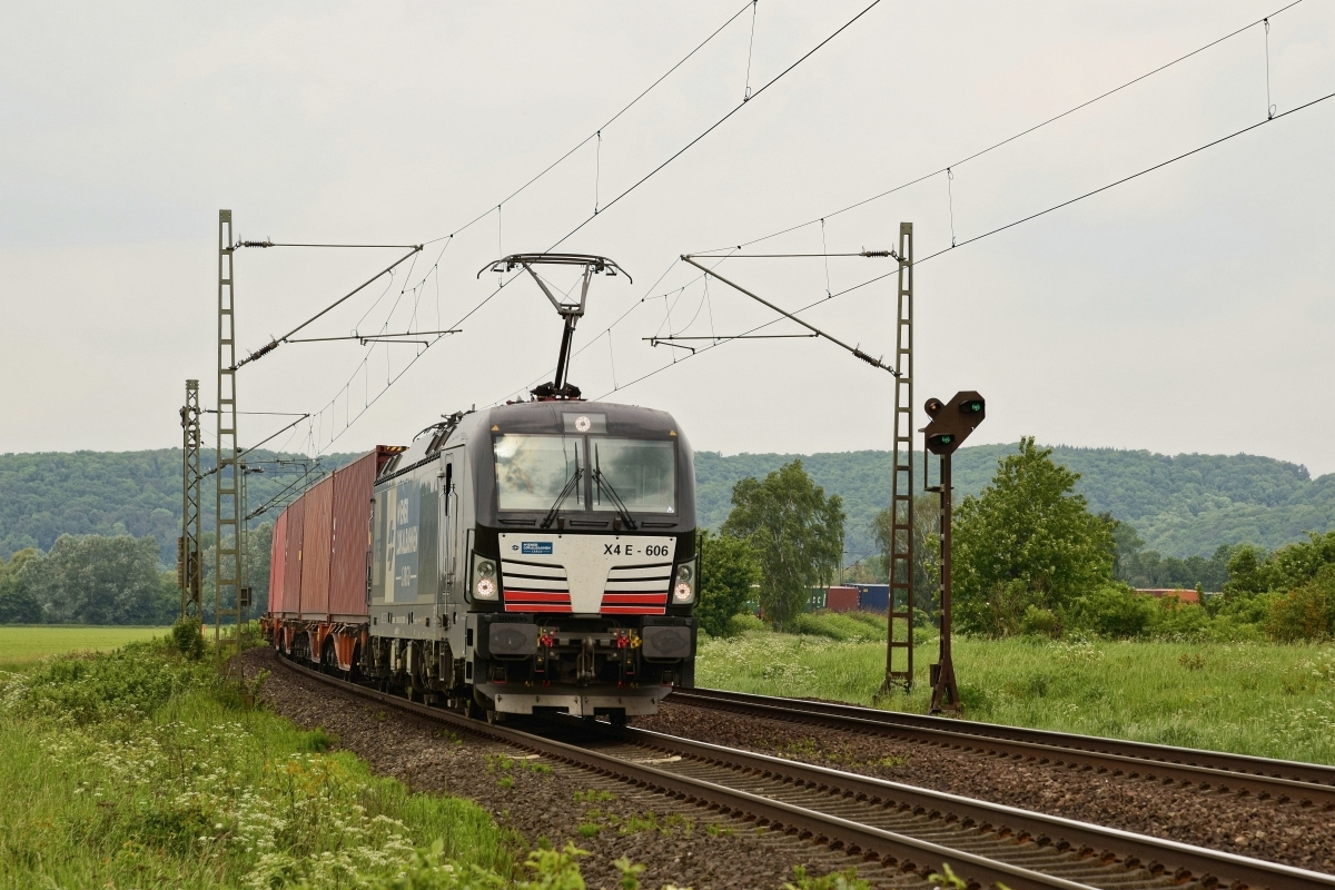 MRCE X4E-606 (193 606), vermietet an WLC, mit Containerzug in Richtung Göttingen (Burgstemmen, 23.05.17).