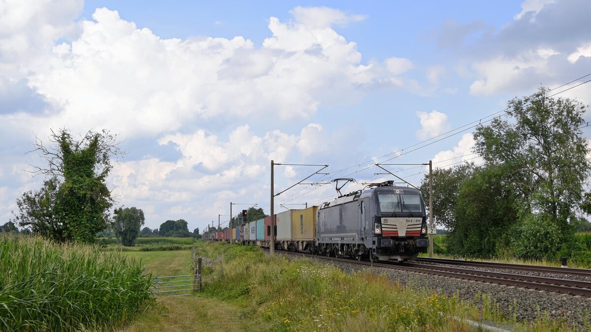 MRCE X4E-613 (193 613), vermietet an boxXpress, mit Containerzug in Richtung Osnabrück (Hüde, 05.08.2021).