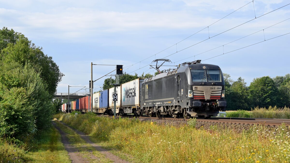 MRCE X4E-850 (193 850), vermietet an boxXpress, mit Containerzug in Richtung Bremen (Hüde, 06.08.2021).