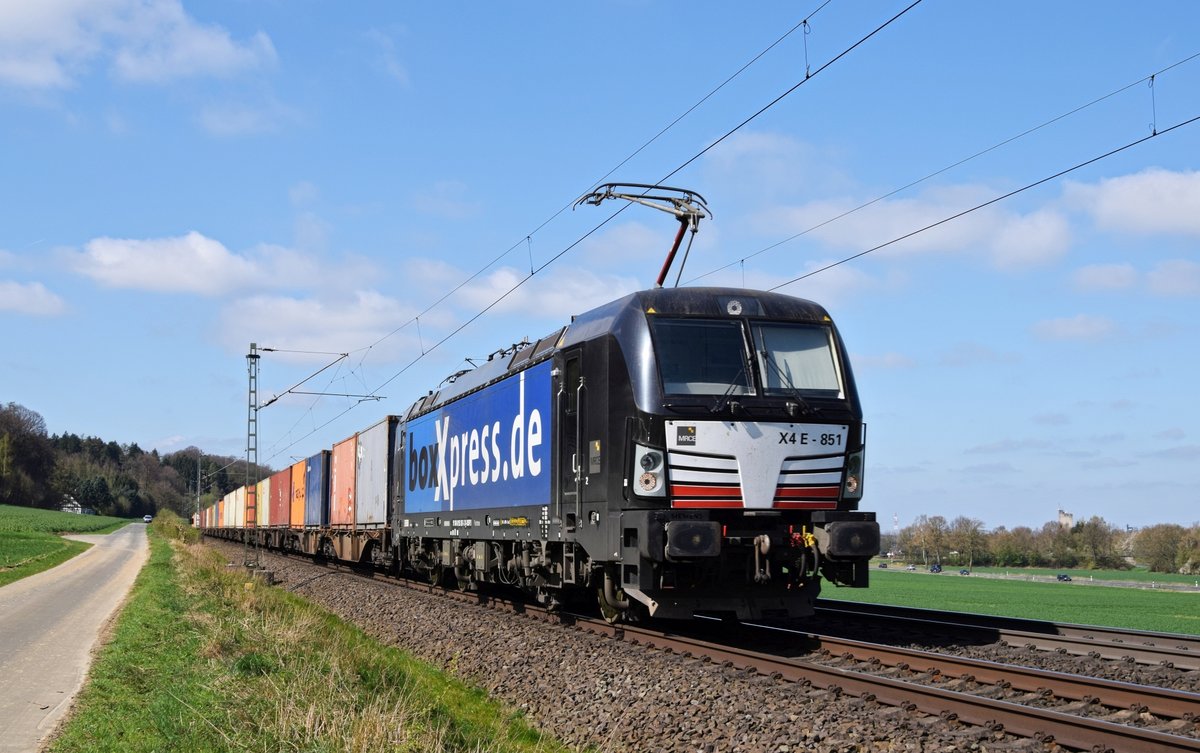 MRCE X4E-851 (193 851), vermietet an boxXpress, zieht einen KLV-Zug am 03.04.17 zwischen Bohmte und Ostercappeln in Richtung Bremen.