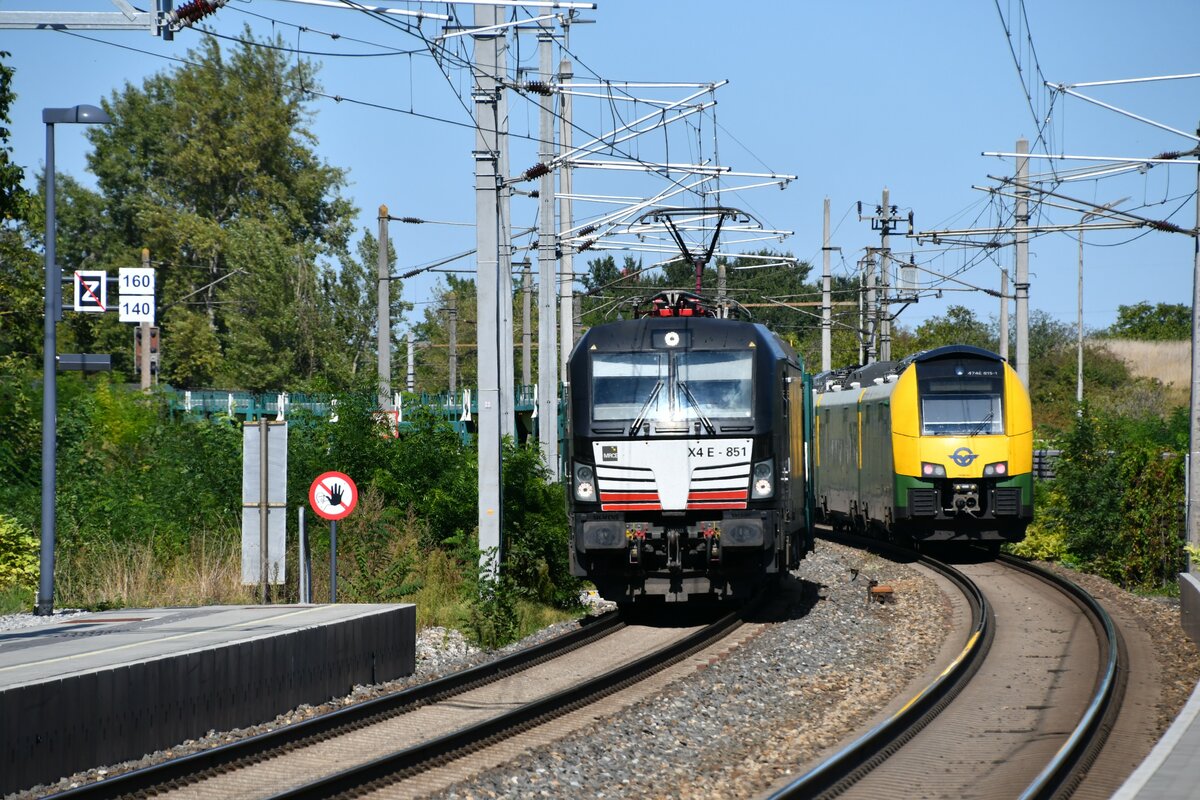 MRCE X4E-851 Vectron mit einem leeren Autotransportwagenzug am 20.09.2023 in Lanzendorf-Rannersdorf Richtung Ungarn.