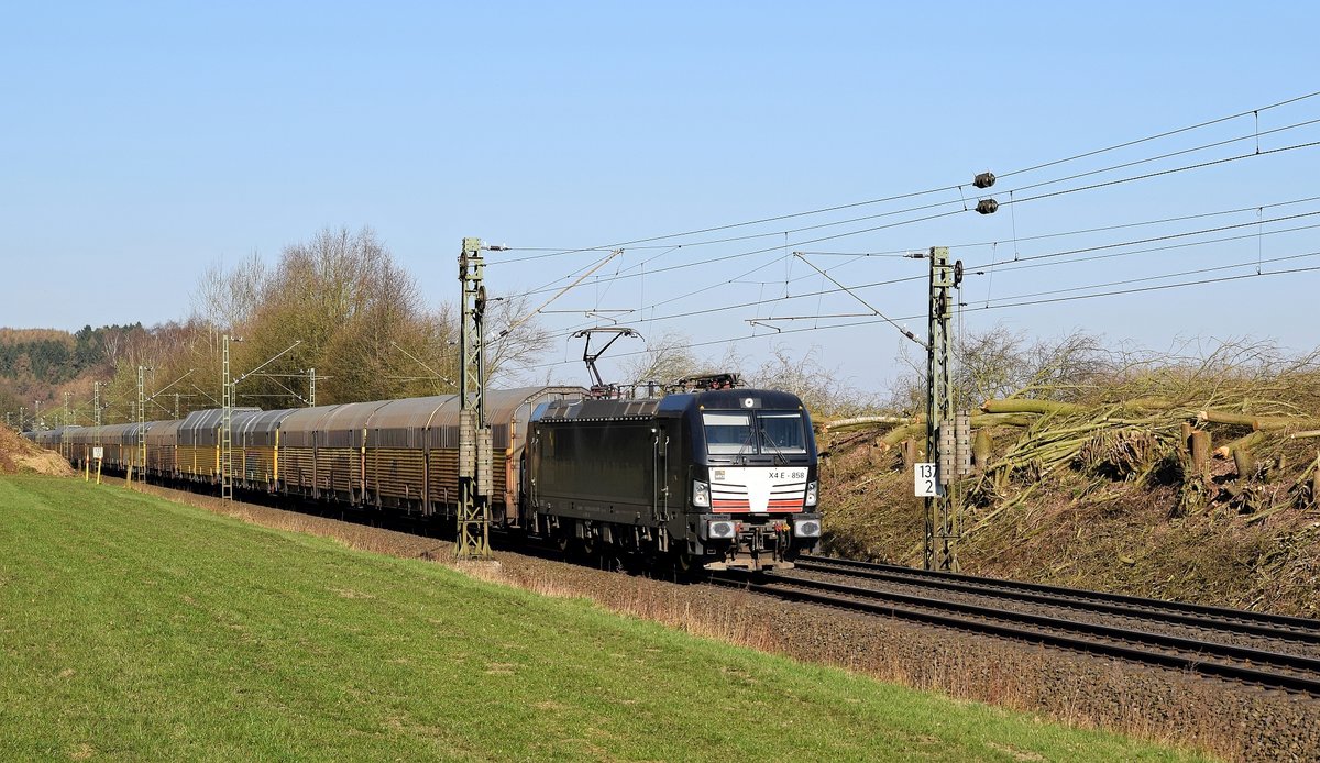 MRCE X4E - 858 (193 858), vermietet an PCT Altmann, zieht einen ARS-Altmann-Autotransportzug am 28.03.17 zwischen Bohmte und Ostercappeln in Richtung Bremen.